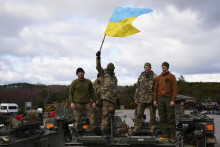 Ukrajinsk&iacute; vojaci na britskej vojenskej z&aacute;kladni Bovington Camp, kde tr&eacute;nuj&uacute; obsluhu tankov Challenger 2. FOTO: TASR/AP