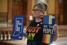 Kristen Cooperová drží nápisy pred budovou Senátu v Indianapolise. FOTO: TASR/AP