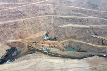 Záchranné práce po zrútení povrchovej uhoľnej bane na severe Číny v regióne Vnútorné Mongolsko. FOTO: TASR/AP