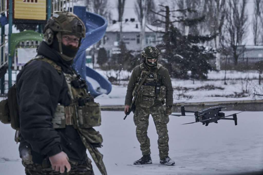 Ukrajinskí vojaci kontrolujú situáciu pomocou drona na frontovej línii počas bojov v meste Bachmut, v Doneckej oblasti na východe Ukrajiny. FOTO: TASR/AP