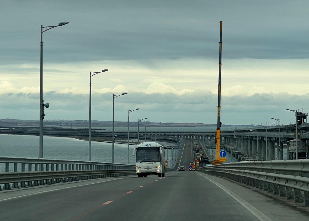 

Vozidlá jazdia po moste spájajúcom ruskú pevninu s Krymským polostrovom cez Kerčský prieliv. FOTO: Reuters