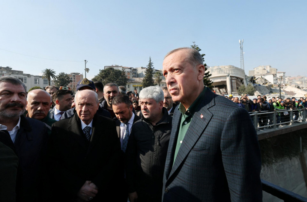 Turecký prezident Tayyip Erdogan a líder Strany nacionalistického hnutia Devlet Bahceli navštívili Antakyu v provincii Hatay v Turecku. FOTO: Reuters