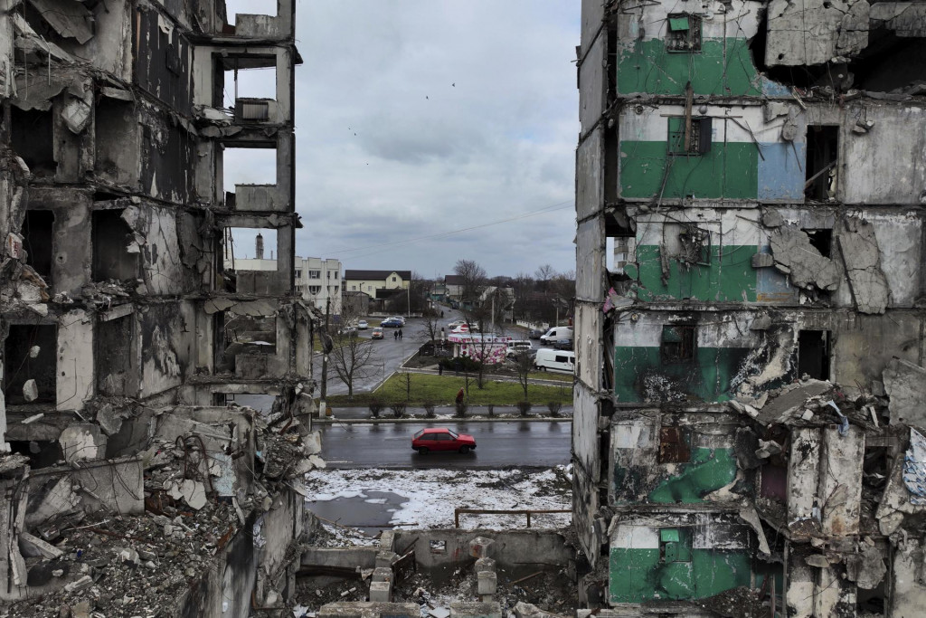 KK57 Boroďanka - Na sn&iacute;mke zničen&eacute; budovy v ukrajinskom meste Boroďanka 22. febru&aacute;ra 2023. FOTO TASR/AP
A view of destroyed buildings in Borodyanka, north of Kyiv, Ukraine, Wednesday, Feb. 22, 2023. (AP Photo/Thibault Camus) SN&Iacute;MKA: Thibault Camus