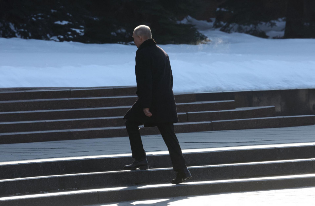 Ruský prezident Vladimir Putin kráča po schodoch nahor. FOTO: Reuters