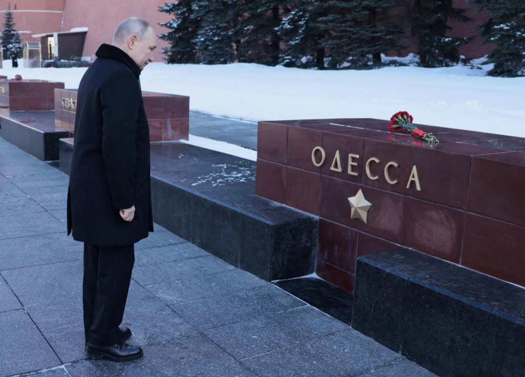 Vladimir Putin si v predvečer prvého výročia invázie na Ukrajinu pripomenul v Moskve tradičný Deň obrancov vlasti. FOTO: REUTERS