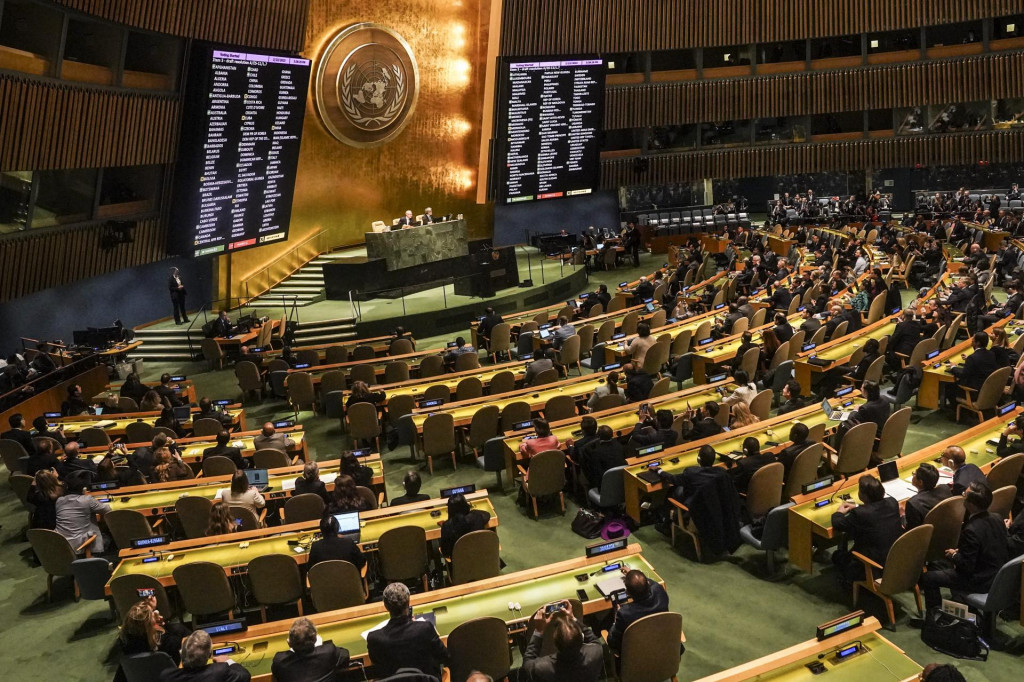 Na veľkoplošných obrazovkách sú výsledky hlasovania Valného zhromaždenia OSN o rezolúcii, ktorá od Ruska žiada okamžité stiahnutie sa z Ukrajiny a ukončenie bojov. FOTO: TASR/AP