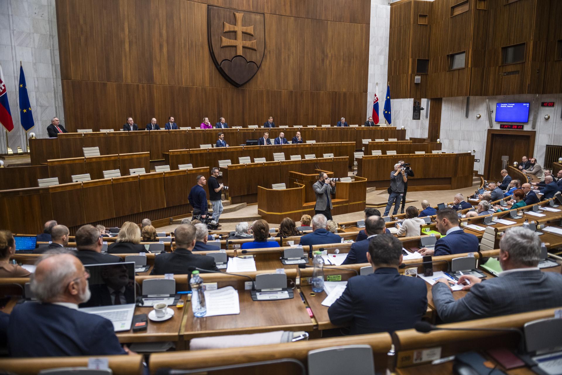 Výber z „legislatívnej smršte“: v parlamente pristáli atómovky, stopky pre Žilinku aj vystúpenie z NATO