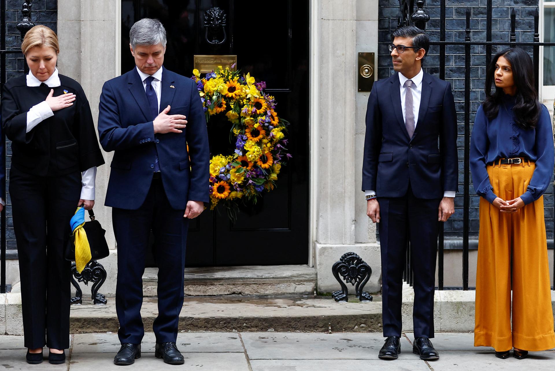 Britský premiér si minútou ticha pripomenul výročie ruskej invázie na Ukrajinu. Myslel aj na vojakov