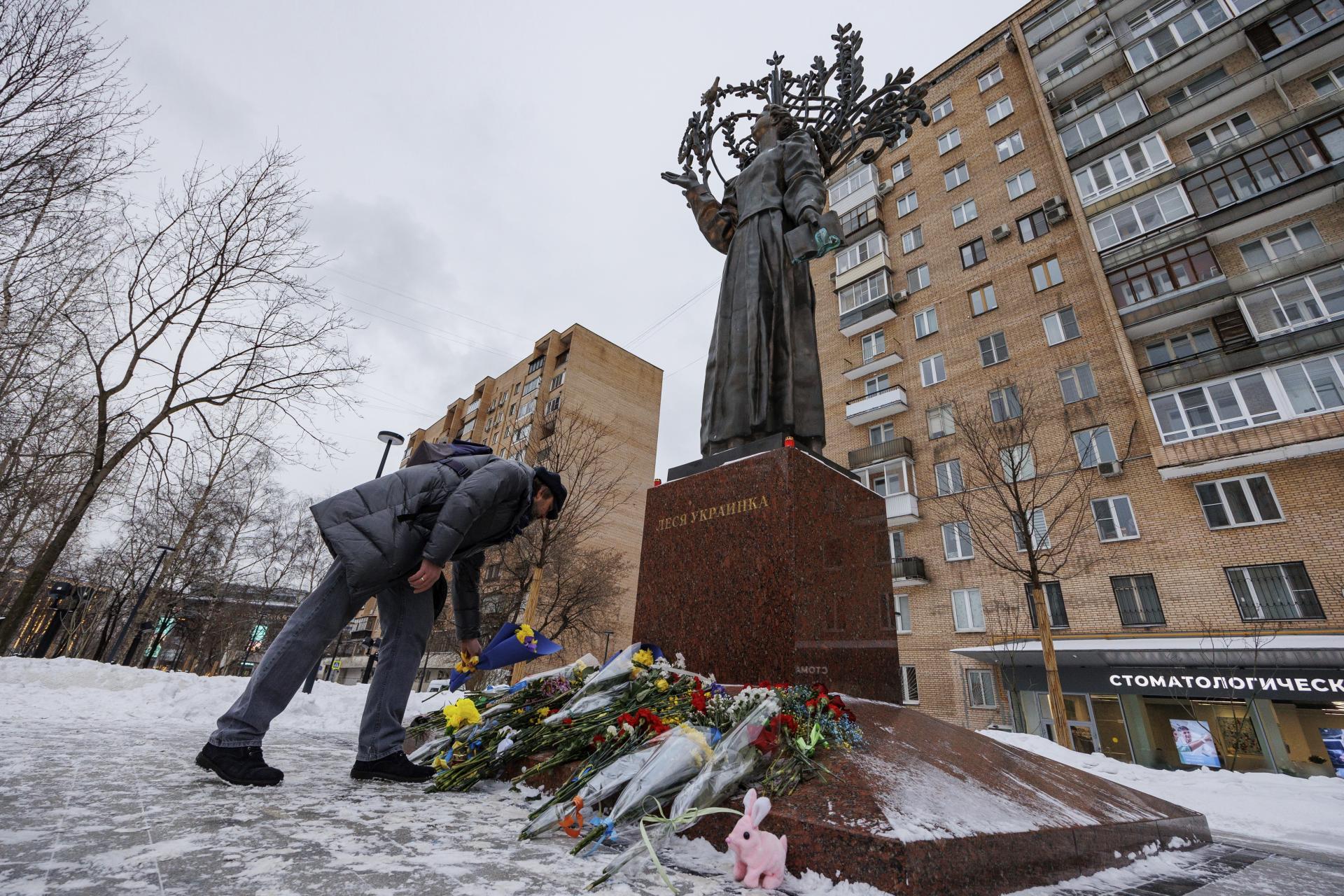 Rusi si pripomínajú výročie invázie na Ukrajinu kvetmi, polícia ich zatýka aj pod zámienkou koronavírusu