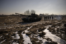 Ukrajinskí vojaci 3. samostatnej tankovej brigády počas cvičenia v Charkovskej oblasti na Ukrajine, deň pred prvým výročím ruskej vojenskej agresie na Ukrajine, 23. februára 2023. FOTO: TASR/AP