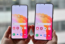 Dvojica smartfónov Samsung Galaxy S23 vľavo a Galaxy S23+ vpravo.