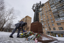 Muž kladie kvety pred sochu ukrajinskej spisovateľky Lesie Ukrajinky počas prvého výročia ruskej agresie na Ukrajine v Moskve. FOTO: TASR/AP