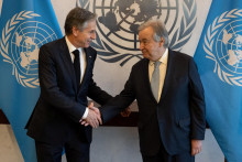 

Americký minister zahraničných vecí Antony Blinken si podáva ruku s generálnym tajomníkom OSN Antóniom Guterresom v sídle OSN v New Yorku. FOTO: Reuters