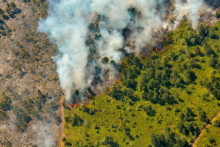 V Pinares de Mayari na Kube stúpa dym z horiacej vegetácie. FOTO: Reuters
