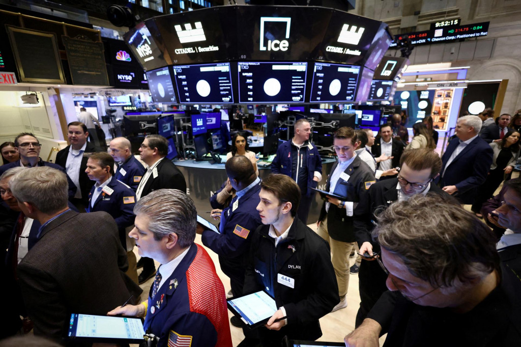 Obchodníci pracujú na burze cenných papierov v New Yorku. FOTO: Reuters