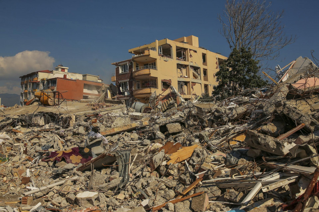 Trosky zničených budov po ničivom zemetrasení v meste Samandag na juhu Turecka. FOTO: TASR/AP