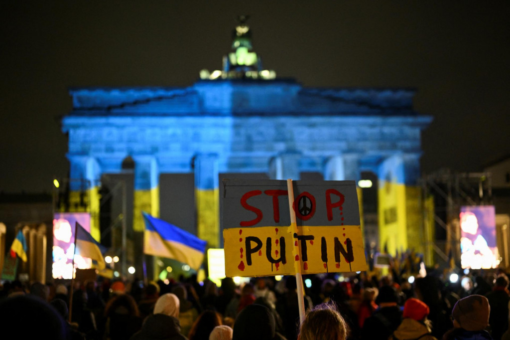 Brandenburská brána je osvetlená vo farbách ukrajinskej vlajky počas záverečného zhromaždenia demonštrácie „Stojte s Ukrajinou, #plná sloboda“ pri príležitosti ročného výročia ruskej invázie na Ukrajinu v Berlíne. FOTO: Reuters