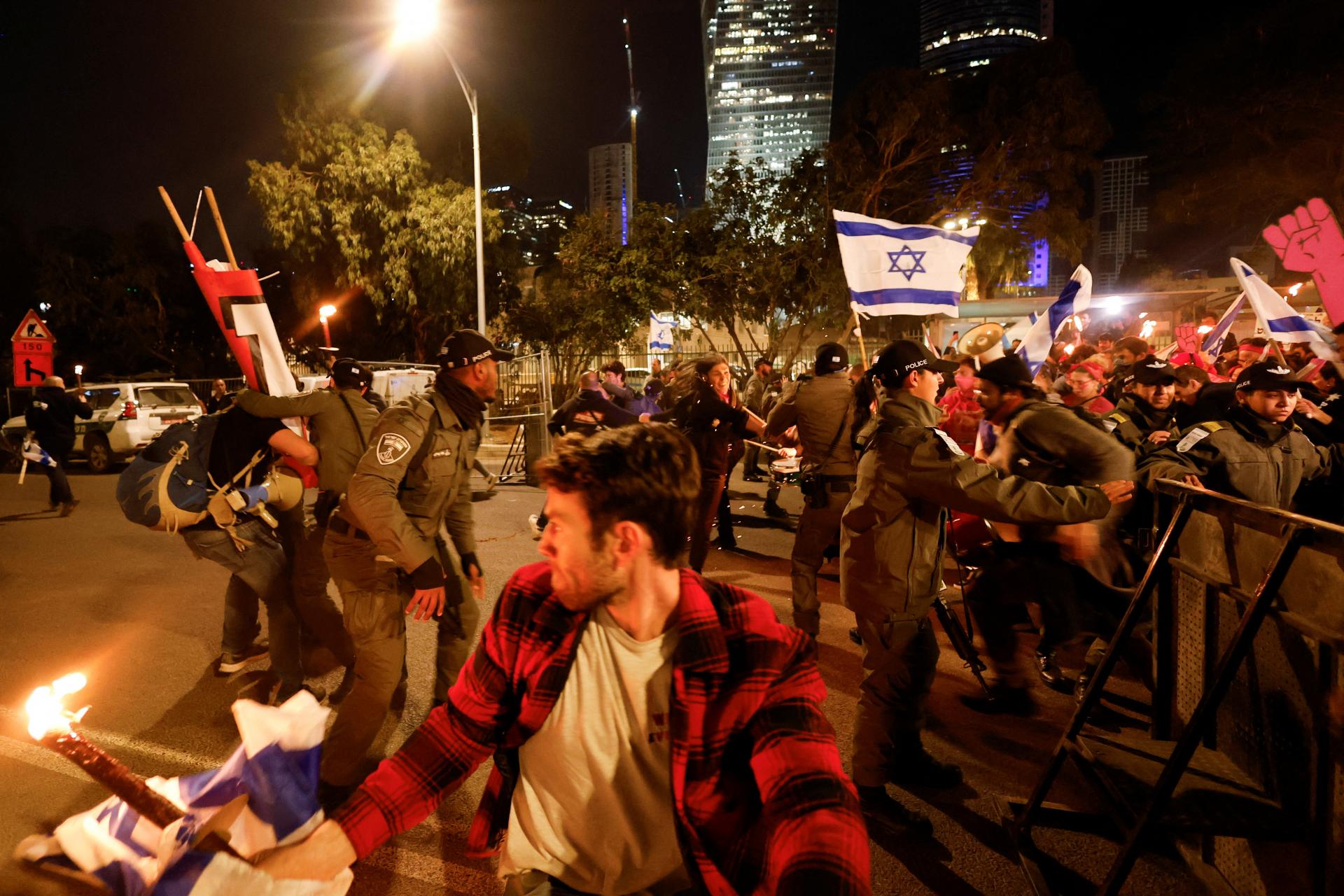 Proti vláde izraelského premiéra Netanjahua demonštruje stotisíc ľudí v Tel Avive a tisíce v ďalších mestách