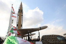 

Dron vedľa iránskej rakety. FOTO: Reuters