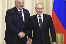 Ruský prezident Vladimir Putin (vpravo) a bieloruský prezident Alexandr Lukašenko pózujú počas stretnutia v Moskve. FOTO: TASR/AP