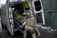 Zdravotníci umiestnili zraneného ukrajinského vojaka do záchranného vozidla, aby ho previezli do nemocnice neďaleko Vuhledaru v Doneckej oblasti na Ukrajine. FOTO: Reuters