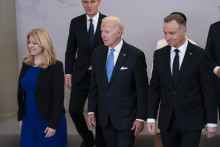 Slovenská prezidentka Zuzana Čaputová, generálny tajomník NATO Jens Stoltenberg, americký prezident Joe Biden a poľský prezident Andrzej Duda odchádzajú po skupinovej fotografii počas stretnutia lídrov krajín Bukureštskej deviatky vo Varšave. FOTO: TASR/AP
