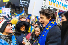 Kanadský premiér Justin Trudeau sa zúčastňuje zhromaždenia na podporu Ukrajiny pri príležitosti ročného výročia ruskej invázie na Ukrajinu na námestí Nathana Phillipsa v Toronte Ontario v Kanade. FOTO: Reuters