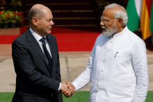 Nemecký kancelár Olaf Scholz si podáva ruku s indickým premiérom Narendrom Módím. FOTO: Reuters