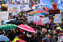 

Ľudia sa v Berlíne zúčastňujú protestu proti dodávaniu zbraní na Ukrajinu a na podporu mierových rokovaní medzi Ruskom a Ukrajinou. FOTO: Reuters