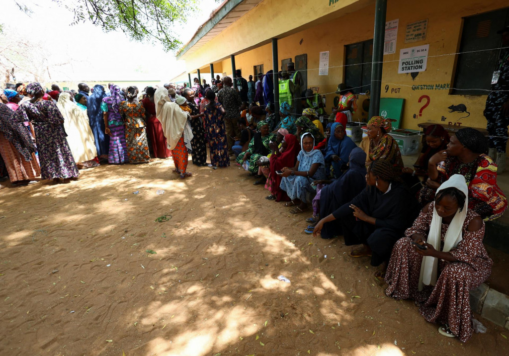 Ľudia čakajú na odovzdanie svojho hlasu vo volebnej miestnosti v nigérijských prezidentských voľbách v Yole v Nigérii. FOTO: Reuters
