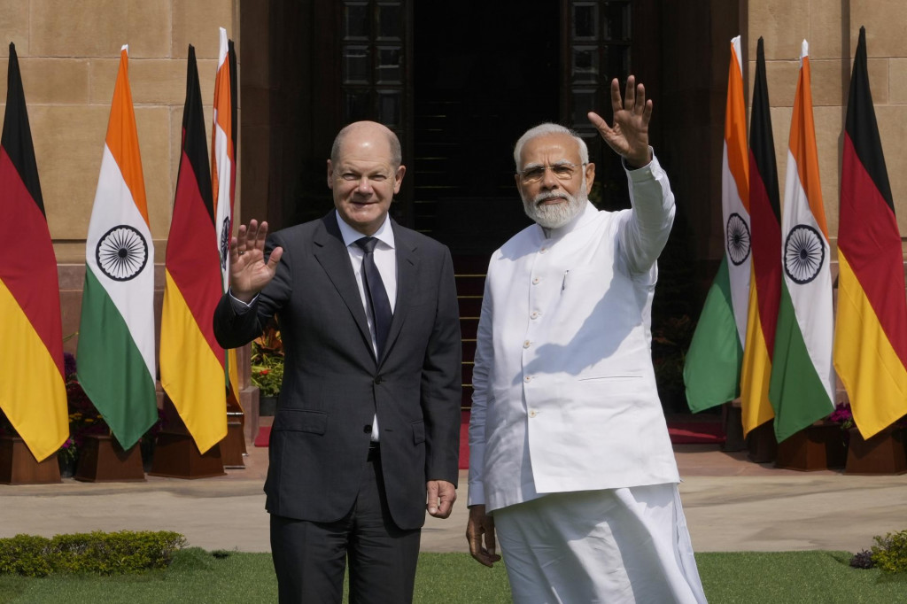 Indický premiér Naréndra Módí (vpravo) máva médiám s nemeckým kancelárom Olafom Scholzom počas privítania pred ich stretnutím v Naí Dillí. FOTO: TASR/AP