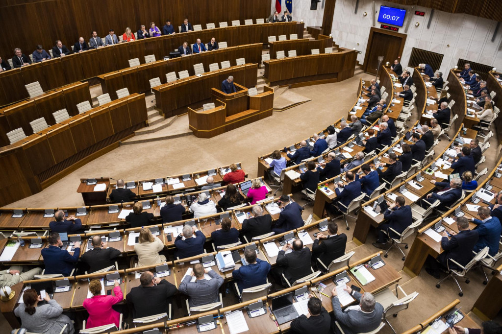 Na snímke poslanci počas hlasovania na 83. schôdzi parlamentu v Bratislave v piatok 17. februára 2023. FOTO: TASR/Jaroslav Novák
