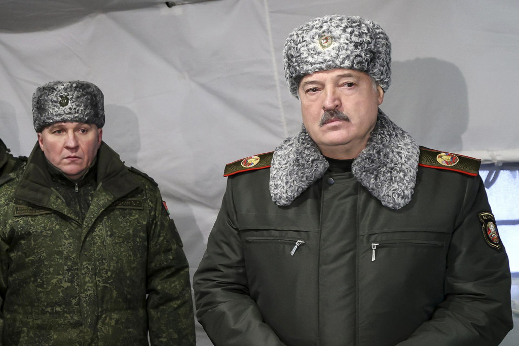 Na archívnej snímke zo 6. januára 2023 bieloruský prezident Alexander Lukašenko (vpravo) a bieloruský minister obrany Viktor Chrenin. FOTO: TASR/AP