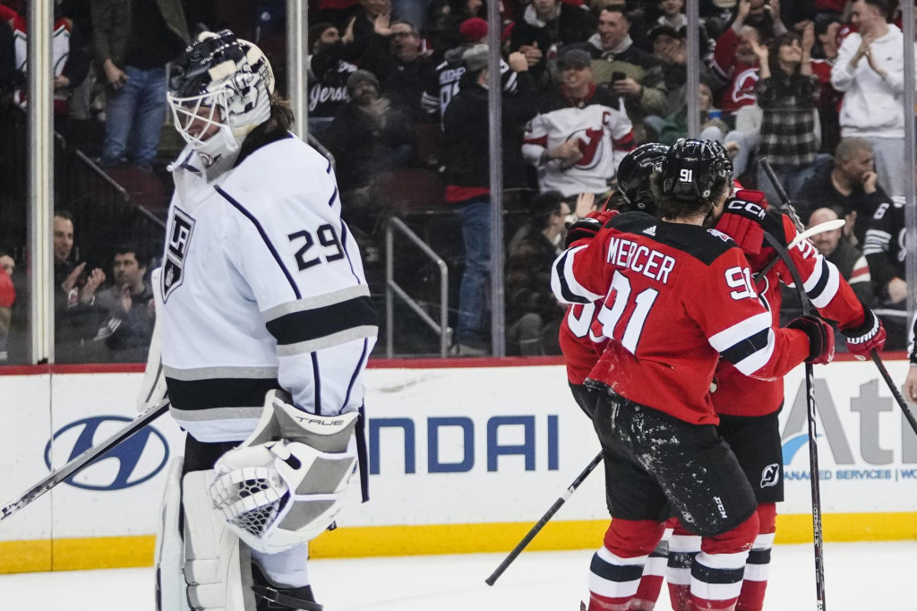 Slovensk&yacute; hokejista New Jersey Devils Tom&aacute;&scaron; Tatar sa te&scaron;&iacute; so spoluhr&aacute;čmi po strelen&iacute; g&oacute;lu, vľavo brank&aacute;r Los Angeles Kings Pheonix Copley v z&aacute;pase z&aacute;morskej hokejovej NHL New Jersey Devils - Los Angeles Kings v Newarku v Newarku vo &scaron;tvrtok 23. febru&aacute;ra 2023. FOTO: TASR/AP