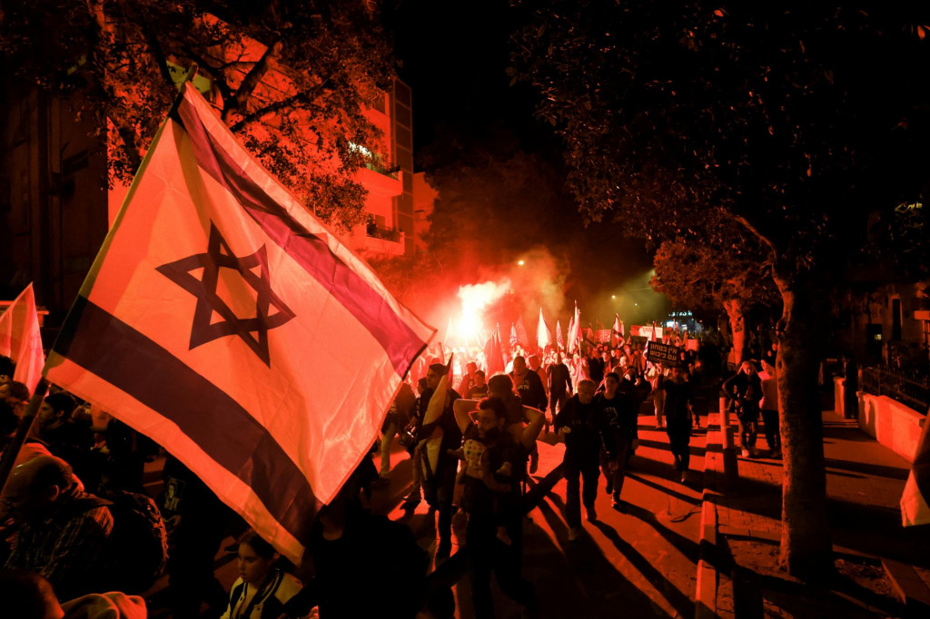 Ľudia na proteste proti novej pravicovej koalícii izraelského premiéra Benjamina Netanjahua a jej navrhovaným súdnym zmenám na zníženie právomocí Najvyššieho súdu v Tel Avive, Izrael 25. februára 2023. FOTO: REUTERS