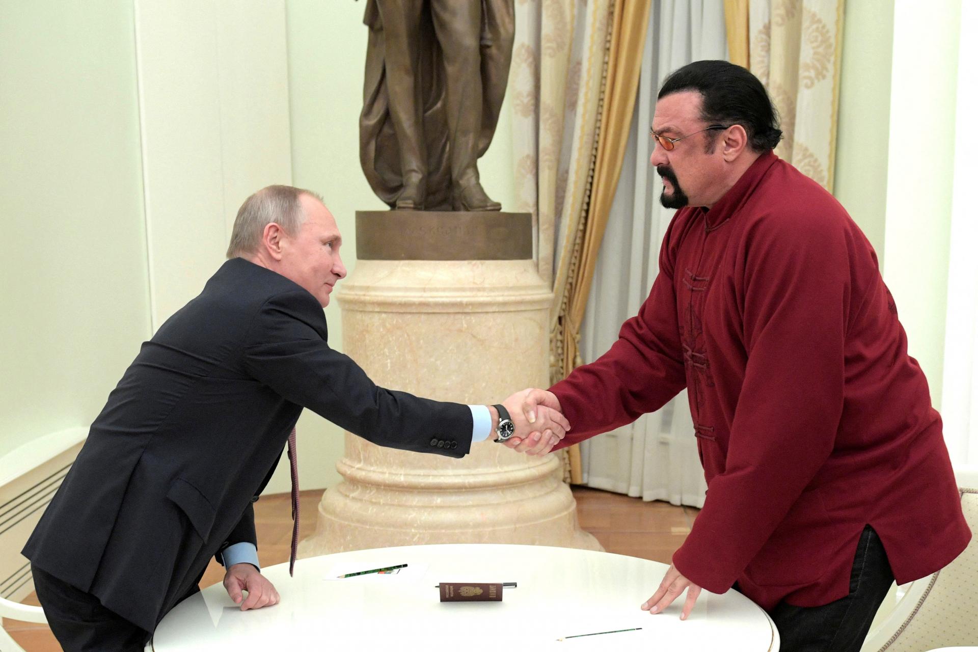 Putin ocenil Stevena Seagala. Akčný hrdina dostal vyznamenanie za rozvoj medzinárodnej spolupráce