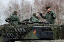 Poľskí inštruktori cvičia ukrajinských vojakov obsluhu nemeckých tankov Leopard 2 A4 v poľskom Swietoszowe. FOTO: REUTERS