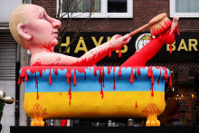 Podobizeň Vladimira Putina sa umýva v ukrajinskej krvi na karnevale v nemeckom Düsseldorfe. FOTO: Reuters