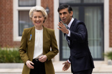 Britský premiér Rishi Sunak a šéfka Európskej komisie Ursula von der Leyenová. FOTO: REUTERS