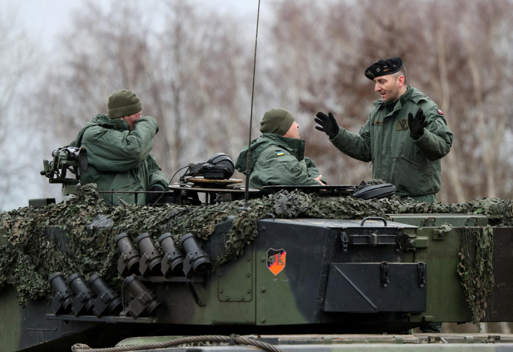 Poľskí inštruktori cvičia ukrajinských vojakov obsluhu nemeckých tankov Leopard 2 A4 v poľskom Swietoszowe. FOTO: REUTERS