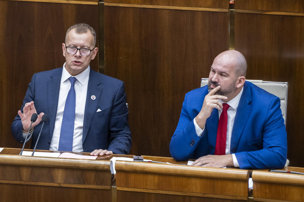 Sprava podpredseda parlamentu Peter Pčolinsk&yacute; a predseda N&aacute;rodnej rady Boris Koll&aacute;r. FOTO: TASR/Jaroslav Nov&aacute;k