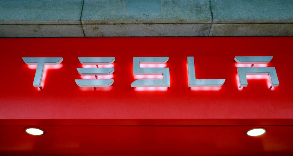 Logo spoločnosti Tesla. FOTO: REUTERS