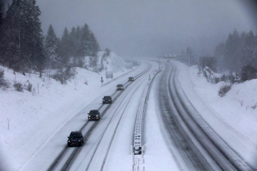 Zasnežen&aacute; diaľnica v Chorv&aacute;tsku. FOTO: Profimedia