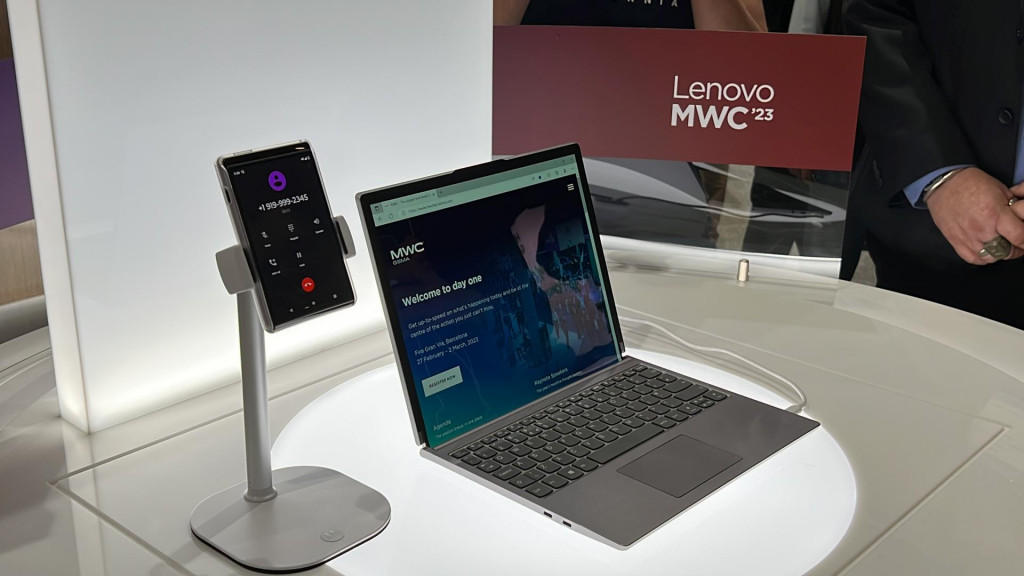 Rolovac&iacute; displej na zariadeniach Motorola Rizr a ThinkBook od Lenova. FOTO: HN/Alžbeta Harry Gavendov&aacute;