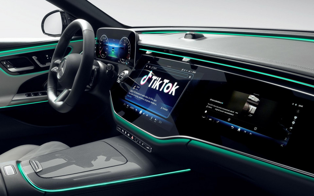 Mercedes-Benz Triedy E sa môže pochváliť podporou sociálnej siete TikTok na displeji Superscreen MBUX.