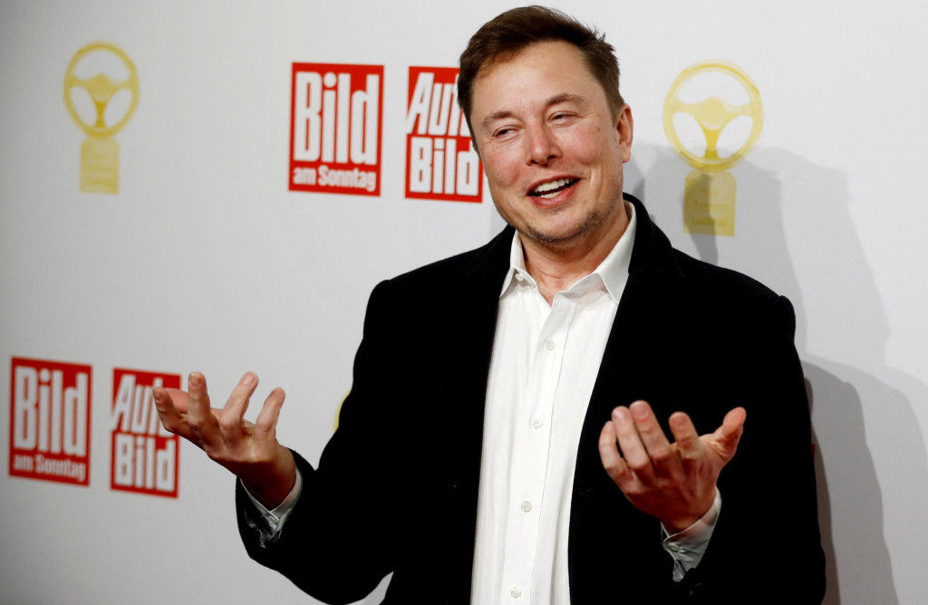 Elon Musk na udeľovaní automobilových cien „Das Goldene Lenkrad“ (Zlatý volant). FOTO: Reuters