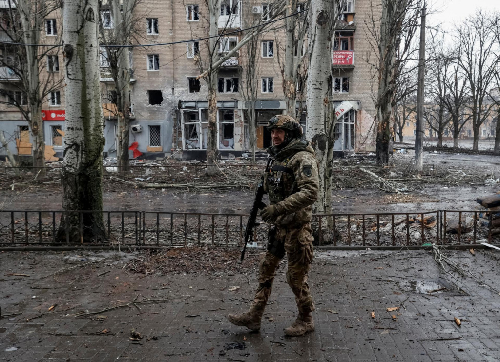Ukrajinský vojak v prázdnych uliciach Bachmutu. FOTO: REUTERS