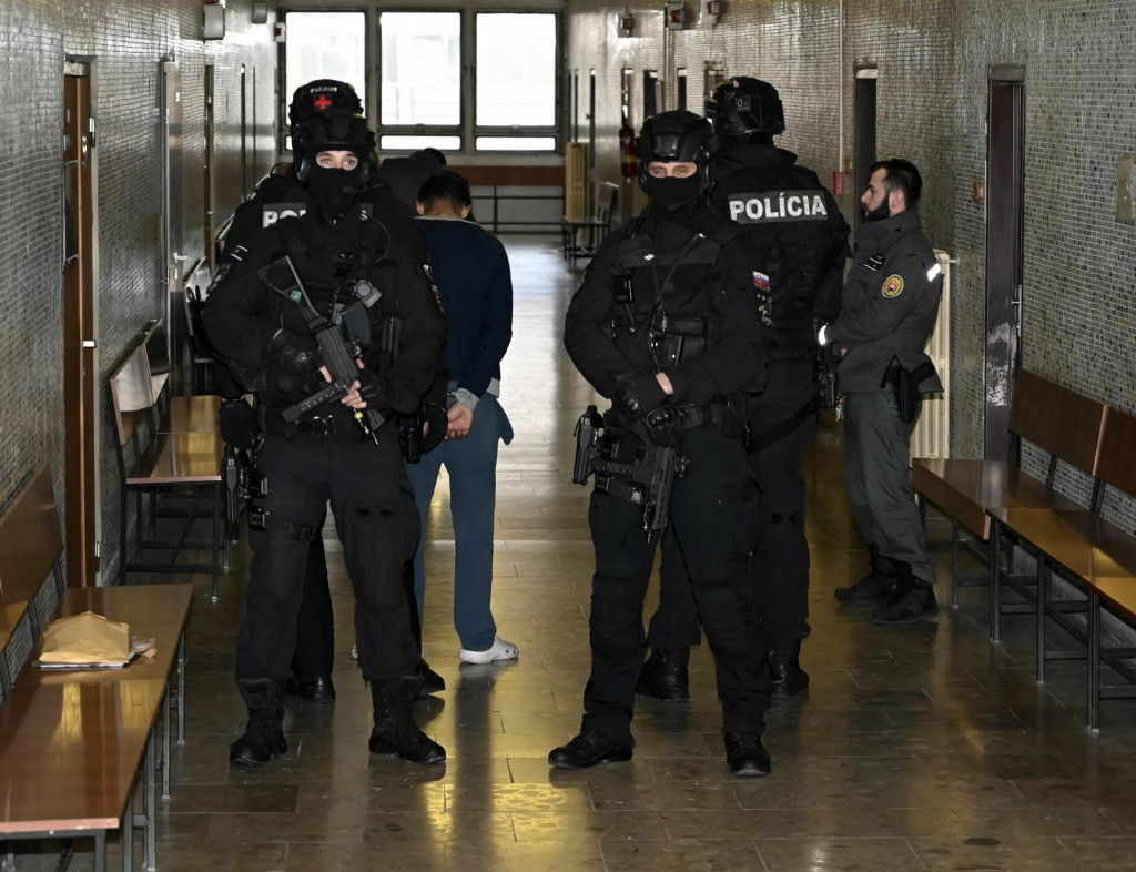 Policajná eskorta čakajúca pred súdom, ilustračný obrázok. FOTO: TASR/Roman Hanc