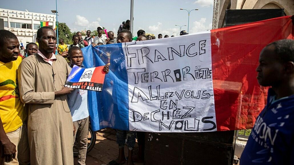Demonštranti v Mali sa vyhraňujú voči Francúzsku. Obraz démonických Francúzov pomáha v Afrike už dlhšiu dobu utvárať aj Rusko, ktoré je oslavované ako dekolonizátor. FOTO: Reuters
