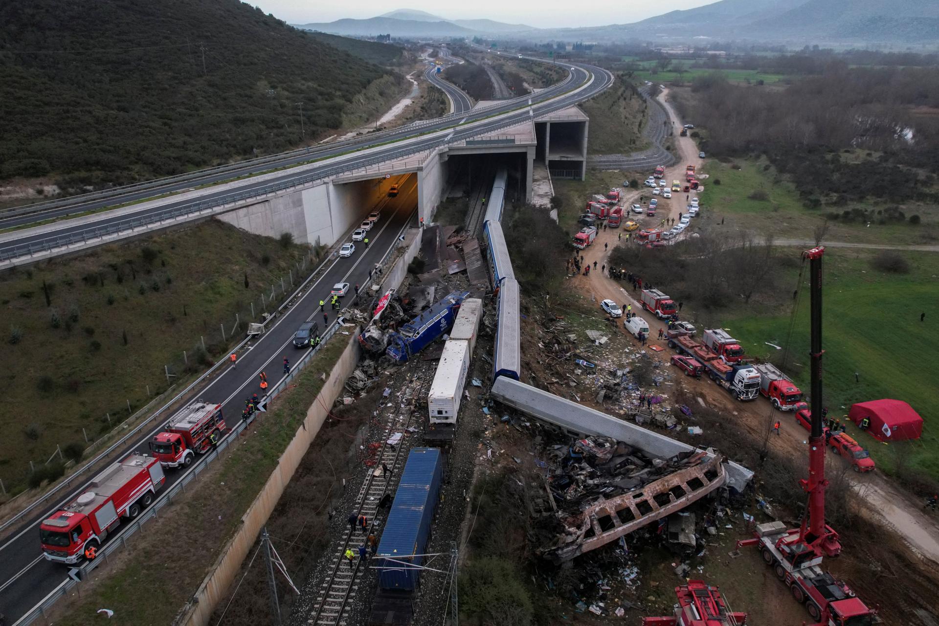 Tragická nehoda v Grécku: Po zrážke vlakov zahynulo 36 ľudí, ďalšie desiatky utrpeli zranenia